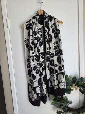 Metropolitan Black & White Floral Scarf Wrap Shawl - Women 100% Silk